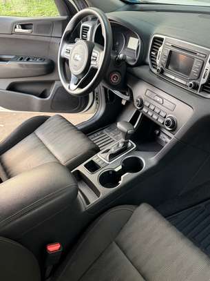 Kia Sportage SUV blanc fiable et confortable image 5