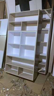 Étagère design blanche inclinée avec rangement bas image 1