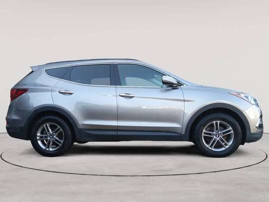 Hyundai Santa Fe 2017 – Intérieur cuir – Excellent état image 4