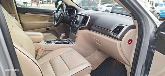 Jeep Grand Cherokee SUV argent spacieux et robuste image 5