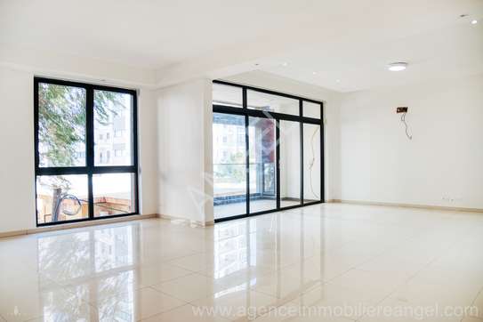 Ref_2088_GL  Appartement de 225 m² à louer au point E image 3