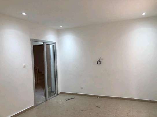 Immeuble R+3 au Point E image 12