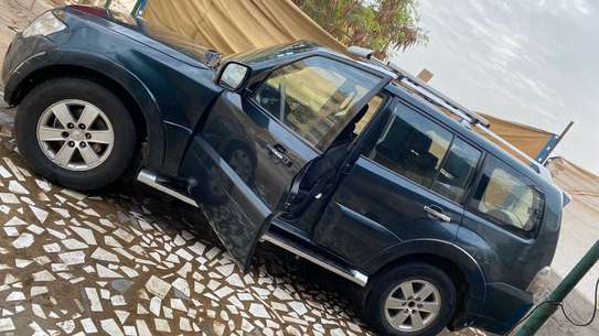 Mitsubishi pajero image 3