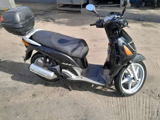 Yekh Gnak Moto Honda SH en très bon état. image 6