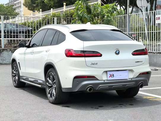 BMW X4 SUV blanc puissant et élégant image 3