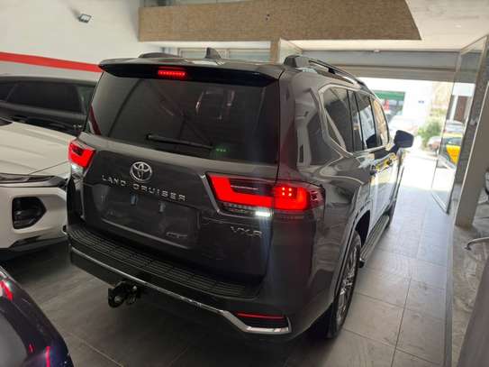 Toyota Land Cruiser VXR 2025 image 4