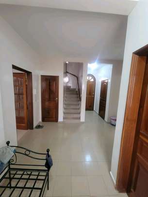 À louer à la Cité Biagui une villa image 8
