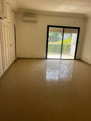 Très jolie villa F8 avec piscine aux Almadies image 10
