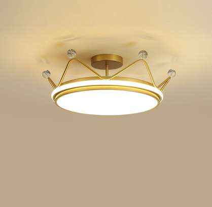 Lustre couronne dorée image 2