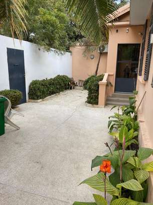 Villa TF avec piscine a vendre au Point E image 3