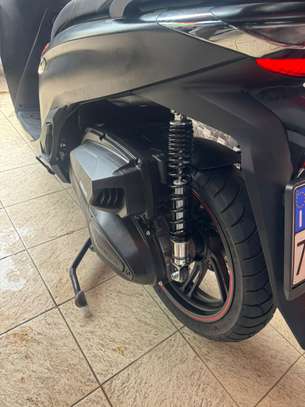 A vendre  Honda sh 350 image 2