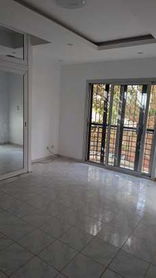 A loué un apartuman  1etage non loin de la brioche Dorée image 3