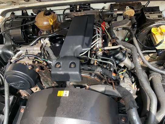 Land Rover Defender 110 image 9