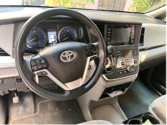 Toyota Sienna LE 2020 (8 places) image 5
