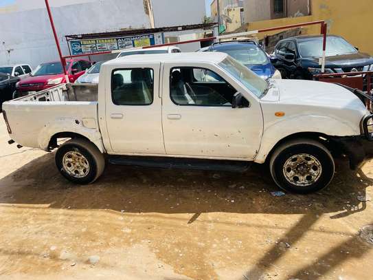 Nissan pickup image 4