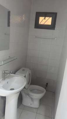 Magasin à louer à Sacre Cœur 3 sur les 2 voies image 11