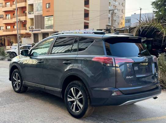 Toyota RAV4 2017 image 11