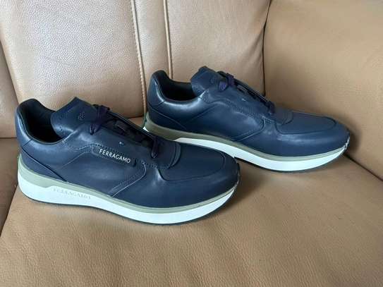Ferragamo baskets cuir bleu marine ou Noir semelle blanche image 2