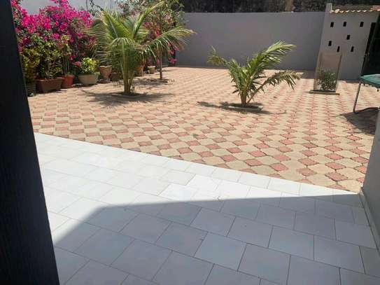 Immeuble R+2 avec jardin à louer (whatsapp uniquement) image 2