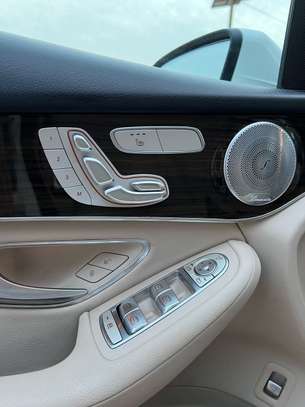 Mercedes glc 300 image 6