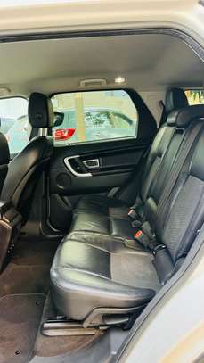 Land Rover Discovery Sport blanc jantes noires SUV image 10