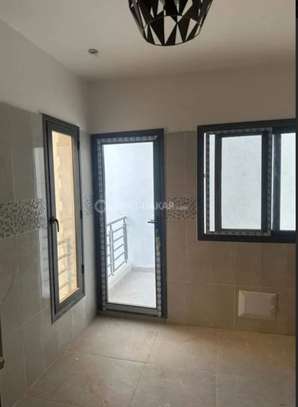 Bel appartement à louer au Mamelles cité mbakiyou faye image 3
