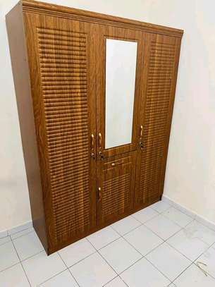 Armoire marron ,blanc et noire image 2