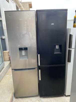 Réfrigérateur combiné inox noir avec distributeur d'eau image 1