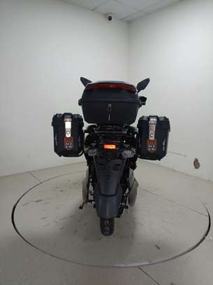 Scooter électrique noir compact avec coffres arrière image 3