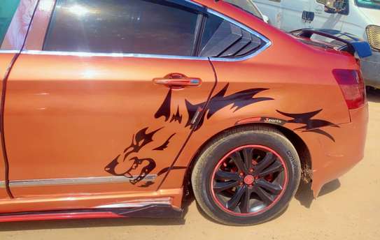 Berline sport orange métallisé jantes noires liseré rouge image 8