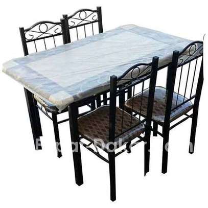 Table a manger - 4 places - chaises en fer forgé image 1