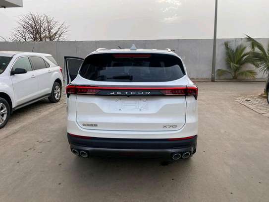 Jetour SUV blanc neuf spacieux moteur 1.5 image 7