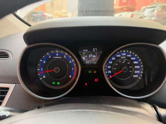 Hyundai Elantra clean image 5