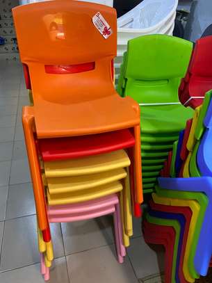 Chaise et tabouret en plastique enfants image 1