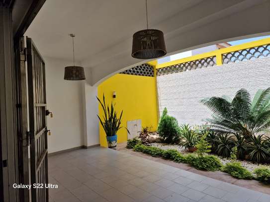 Villa d’Architecte R+1 à 300m de la Plage – Virage, Dakar image 10