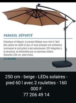Parasol déporté 250 cm beige LED solaire avec base mobile image 1