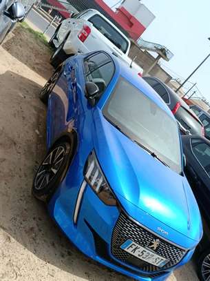 Peugeot 208  compact bleu maniable image 2