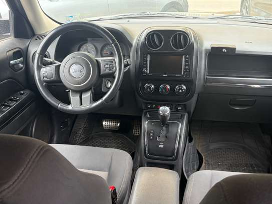 Jeep SUV noir patriot spacieux polyvalent et fiable image 5