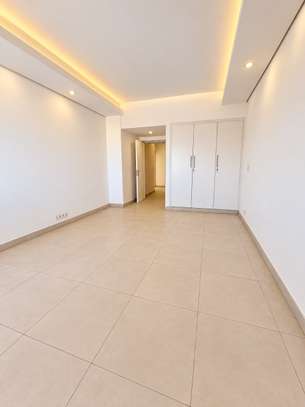 Duplex Premium à vendre en ville av Djily Mbaye vue sur mer image 5