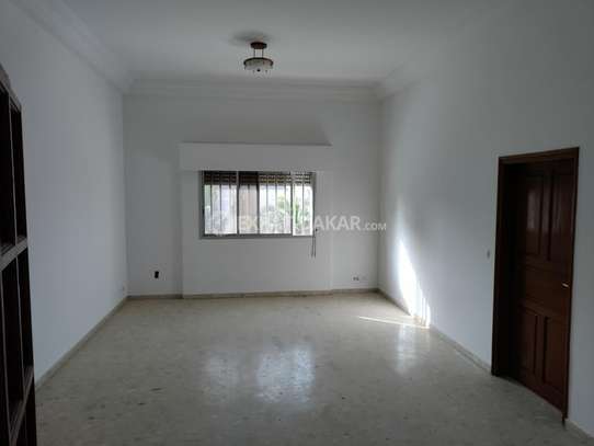 Maison de 1000m2 en face CASINO DAKAR CITY image 3