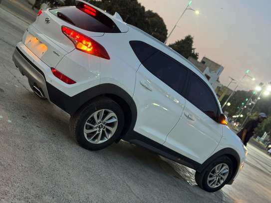 HYUNDAI TUCSON image 3