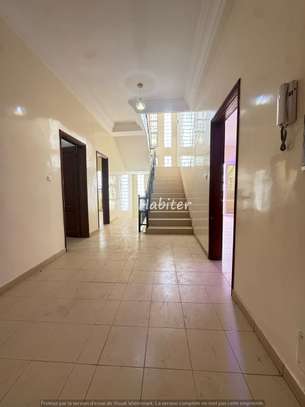 Villa R+2 à louer au Mamelles image 6