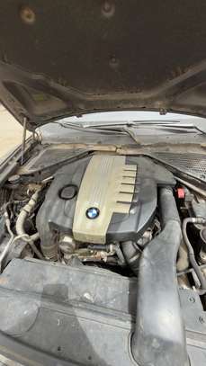BMW X5 SUV gris métallisé spacieux et performant image 9