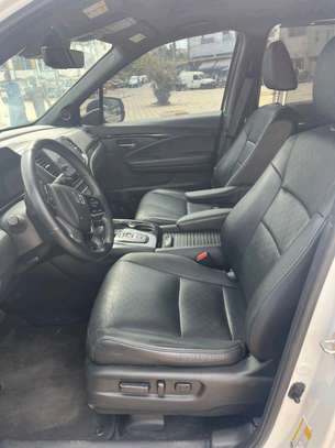 Honda Pilot SUV blanc spacieux fenêtres teintées image 4