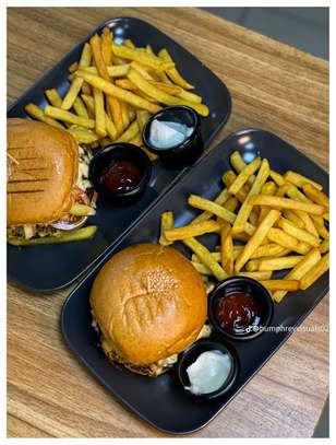 Burger double cheddar steak grillé frites croustillantes image 2