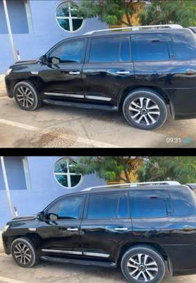 LAND CRUSER  V8 noir robuste et fiable prêt à rouler image 3