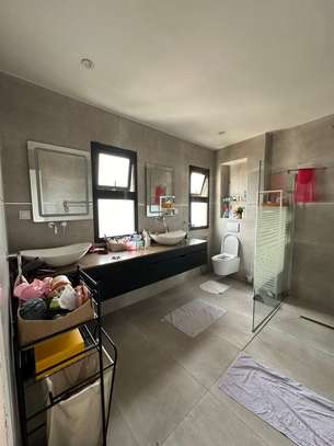 Duplex vide 4 chambres à louer au point E image 5