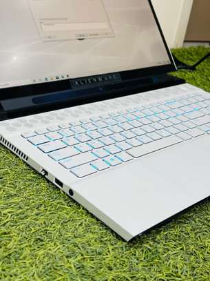 Alienware M17 R2 – Gaming Premium image 3