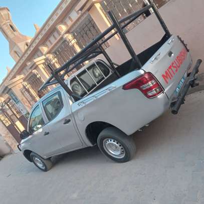 Mitsubishi l200 2019 image 2