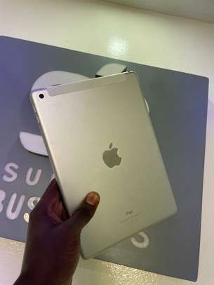 iPad  6em gen 128g cellulaire image 1